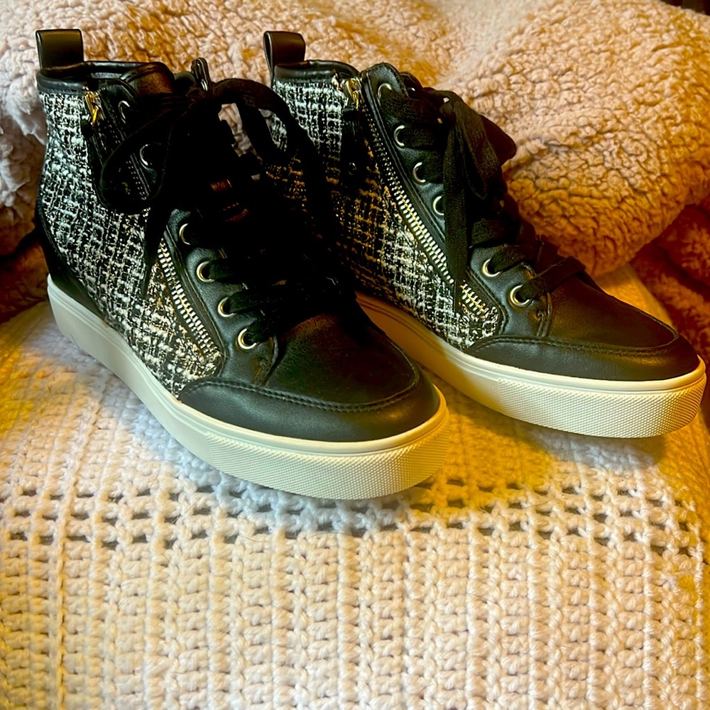 Steve Madden lace up fashion sneakers